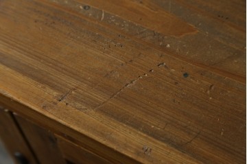 中古　美品　CRASH GATE(クラッシュゲート)取り扱い　Knot antiques(ノットアンティークス)　スギ材　古材の素材感がおしゃれなガラス扉のサイドボード　(R-085770)