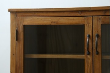 中古　美品　CRASH GATE(クラッシュゲート)取り扱い　Knot antiques(ノットアンティークス)　スギ材　古材の素材感がおしゃれなガラス扉のサイドボード　(R-085770)