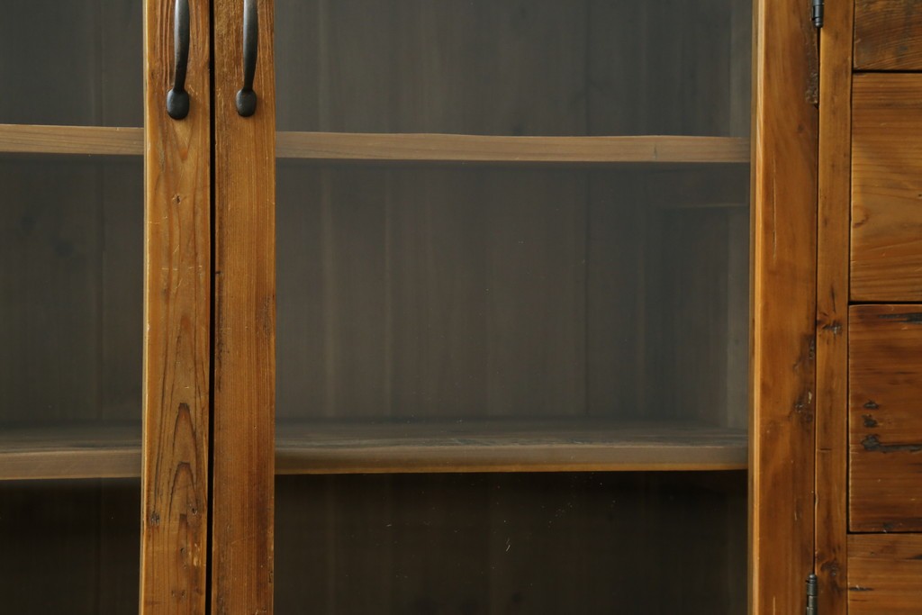 中古　美品　CRASH GATE(クラッシュゲート)取り扱い　Knot antiques(ノットアンティークス)　スギ材　古材の素材感がおしゃれなガラス扉のサイドボード　(R-085770)