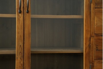 中古　美品　CRASH GATE(クラッシュゲート)取り扱い　Knot antiques(ノットアンティークス)　スギ材　古材の素材感がおしゃれなガラス扉のサイドボード　(R-085770)