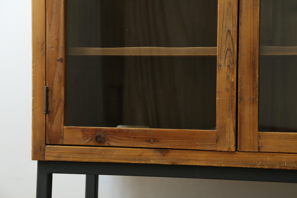 中古　美品　CRASH GATE(クラッシュゲート)取り扱い　Knot antiques(ノットアンティークス)　スギ材　古材の素材感がおしゃれなガラス扉のサイドボード　(R-085770)