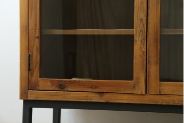 中古　美品　CRASH GATE(クラッシュゲート)取り扱い　Knot antiques(ノットアンティークス)　スギ材　古材の素材感がおしゃれなガラス扉のサイドボード　(R-085770)