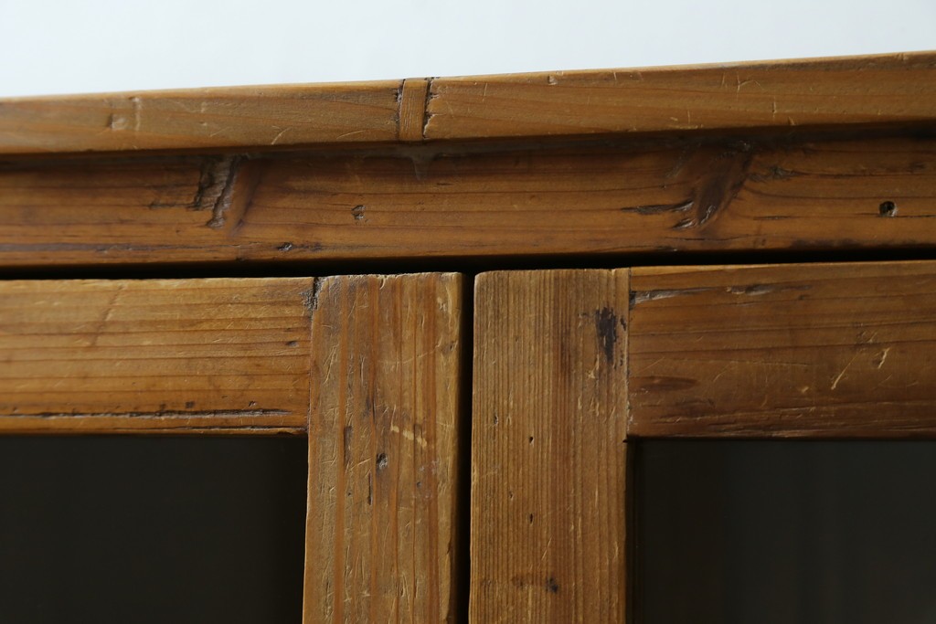 中古　美品　CRASH GATE(クラッシュゲート)取り扱い　Knot antiques(ノットアンティークス)　スギ材　古材の素材感がおしゃれなガラス扉のサイドボード　(R-085770)