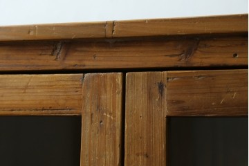 中古　美品　CRASH GATE(クラッシュゲート)取り扱い　Knot antiques(ノットアンティークス)　スギ材　古材の素材感がおしゃれなガラス扉のサイドボード　(R-085770)