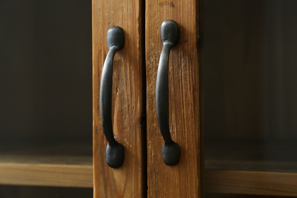 中古　美品　CRASH GATE(クラッシュゲート)取り扱い　Knot antiques(ノットアンティークス)　スギ材　古材の素材感がおしゃれなガラス扉のサイドボード　(R-085770)