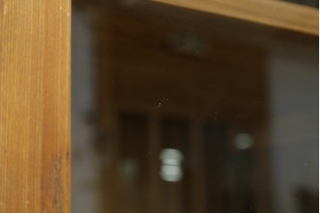 中古　美品　CRASH GATE(クラッシュゲート)取り扱い　Knot antiques(ノットアンティークス)　スギ材　古材の素材感がおしゃれなガラス扉のサイドボード　(R-085770)