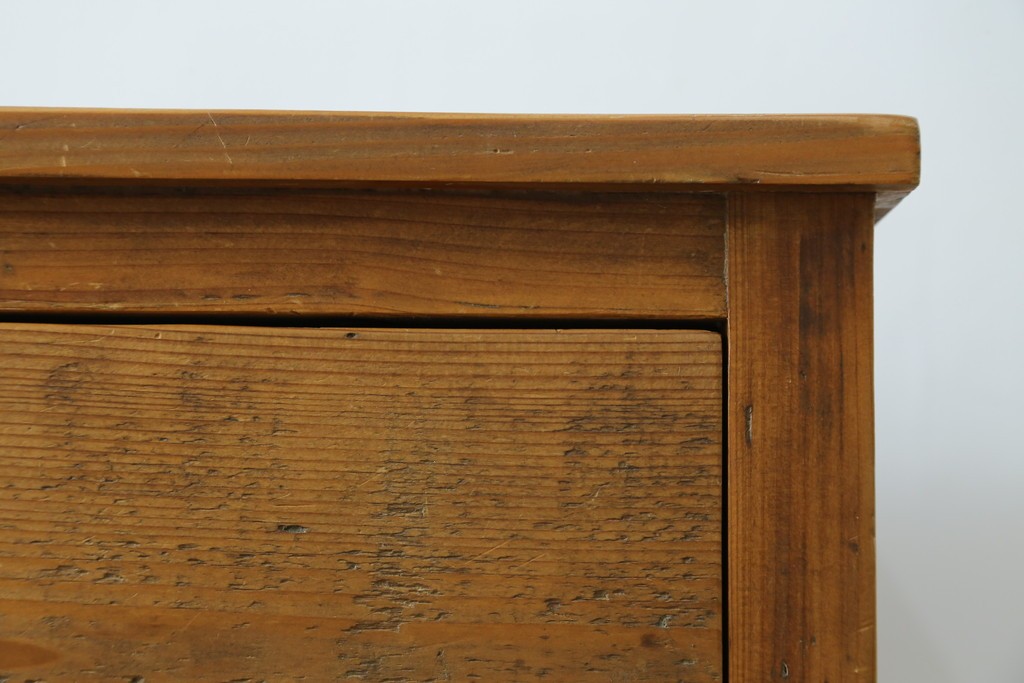 中古　美品　CRASH GATE(クラッシュゲート)取り扱い　Knot antiques(ノットアンティークス)　スギ材　古材の素材感がおしゃれなガラス扉のサイドボード　(R-085770)