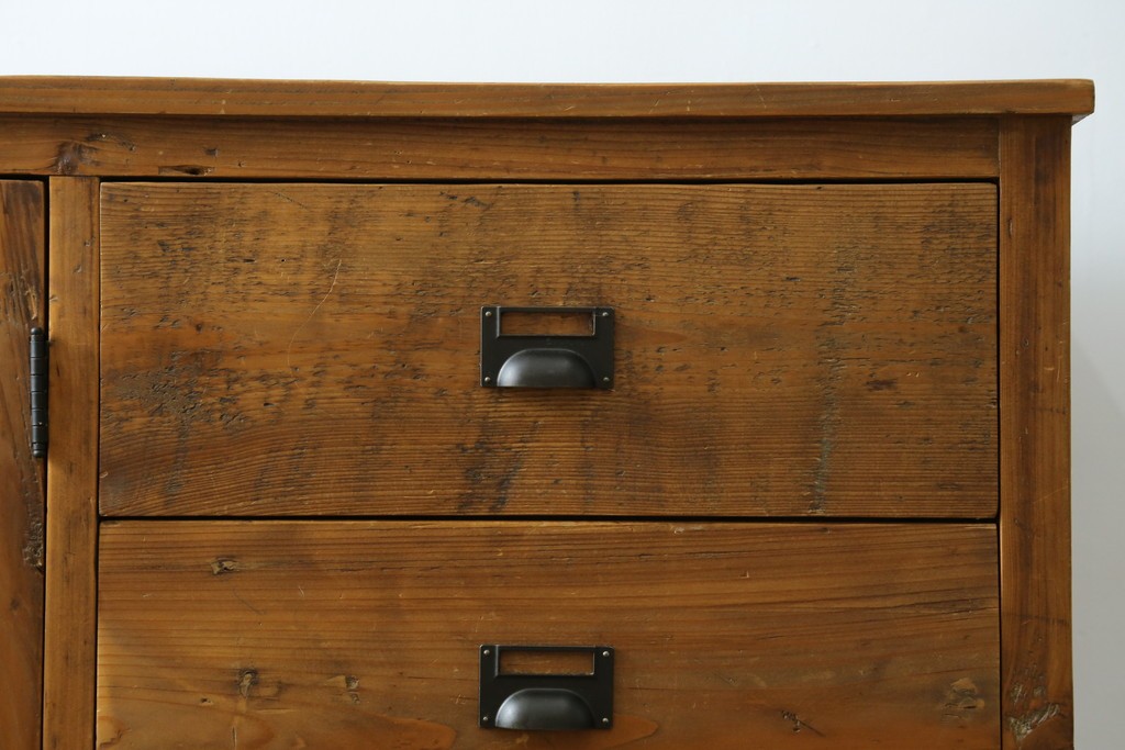 中古　美品　CRASH GATE(クラッシュゲート)取り扱い　Knot antiques(ノットアンティークス)　スギ材　古材の素材感がおしゃれなガラス扉のサイドボード　(R-085770)