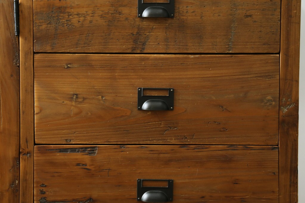 中古　美品　CRASH GATE(クラッシュゲート)取り扱い　Knot antiques(ノットアンティークス)　スギ材　古材の素材感がおしゃれなガラス扉のサイドボード　(R-085770)