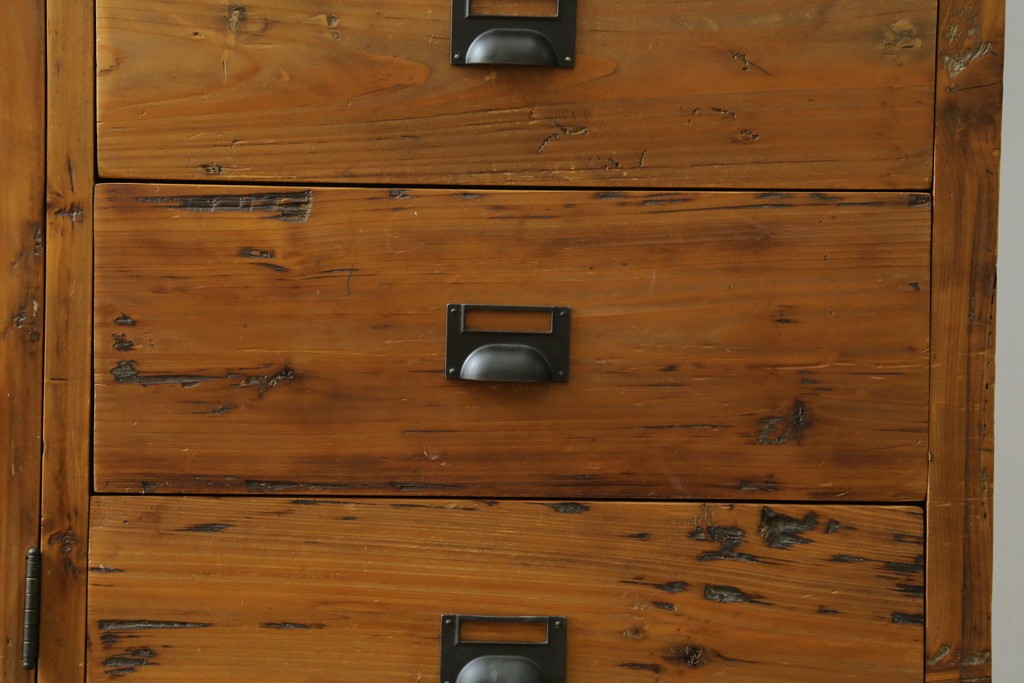 中古　美品　CRASH GATE(クラッシュゲート)取り扱い　Knot antiques(ノットアンティークス)　スギ材　古材の素材感がおしゃれなガラス扉のサイドボード　(R-085770)