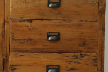 中古　美品　CRASH GATE(クラッシュゲート)取り扱い　Knot antiques(ノットアンティークス)　スギ材　古材の素材感がおしゃれなガラス扉のサイドボード　(R-085770)