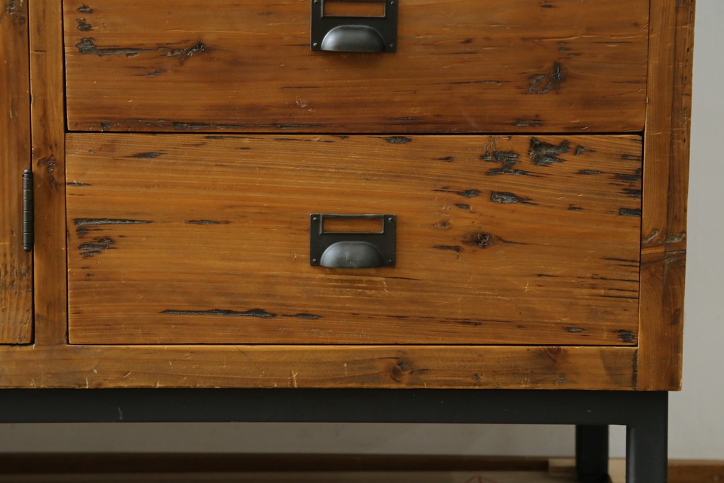 中古　美品　CRASH GATE(クラッシュゲート)取り扱い　Knot antiques(ノットアンティークス)　スギ材　古材の素材感がおしゃれなガラス扉のサイドボード　(R-085770)