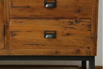 中古　美品　CRASH GATE(クラッシュゲート)取り扱い　Knot antiques(ノットアンティークス)　スギ材　古材の素材感がおしゃれなガラス扉のサイドボード　(R-085770)