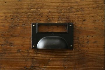 中古　美品　CRASH GATE(クラッシュゲート)取り扱い　Knot antiques(ノットアンティークス)　スギ材　古材の素材感がおしゃれなガラス扉のサイドボード　(R-085770)