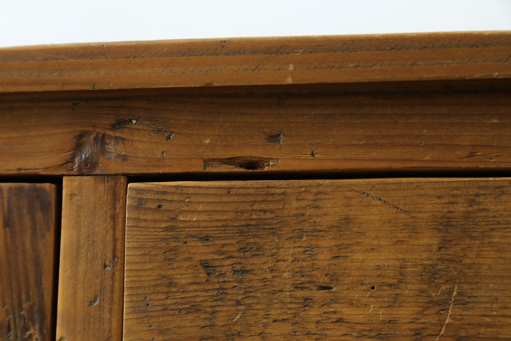 中古　美品　CRASH GATE(クラッシュゲート)取り扱い　Knot antiques(ノットアンティークス)　スギ材　古材の素材感がおしゃれなガラス扉のサイドボード　(R-085770)