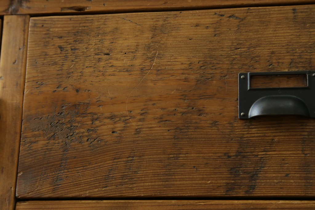 中古　美品　CRASH GATE(クラッシュゲート)取り扱い　Knot antiques(ノットアンティークス)　スギ材　古材の素材感がおしゃれなガラス扉のサイドボード　(R-085770)