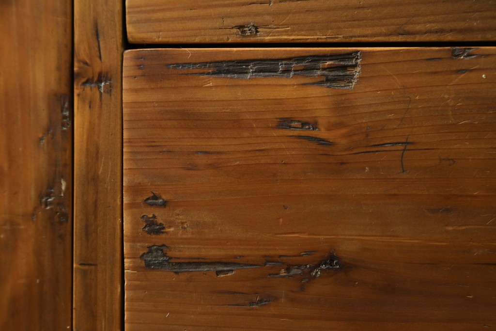 中古　美品　CRASH GATE(クラッシュゲート)取り扱い　Knot antiques(ノットアンティークス)　スギ材　古材の素材感がおしゃれなガラス扉のサイドボード　(R-085770)