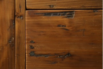 中古　美品　CRASH GATE(クラッシュゲート)取り扱い　Knot antiques(ノットアンティークス)　スギ材　古材の素材感がおしゃれなガラス扉のサイドボード　(R-085770)