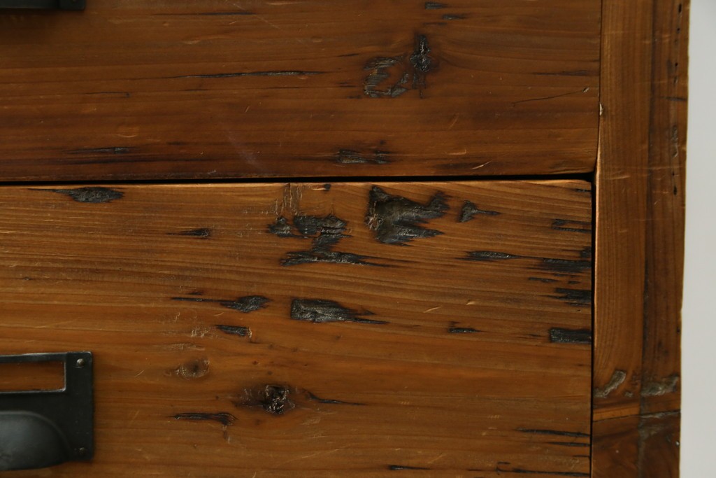 中古　美品　CRASH GATE(クラッシュゲート)取り扱い　Knot antiques(ノットアンティークス)　スギ材　古材の素材感がおしゃれなガラス扉のサイドボード　(R-085770)