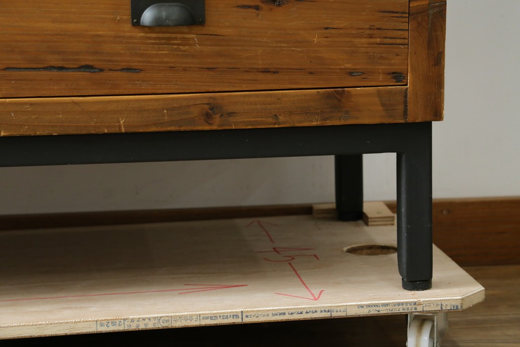 中古　美品　CRASH GATE(クラッシュゲート)取り扱い　Knot antiques(ノットアンティークス)　スギ材　古材の素材感がおしゃれなガラス扉のサイドボード　(R-085770)