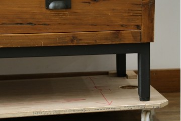 中古　美品　CRASH GATE(クラッシュゲート)取り扱い　Knot antiques(ノットアンティークス)　スギ材　古材の素材感がおしゃれなガラス扉のサイドボード　(R-085770)