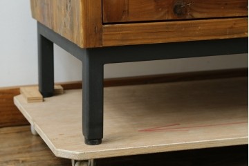 中古　美品　CRASH GATE(クラッシュゲート)取り扱い　Knot antiques(ノットアンティークス)　スギ材　古材の素材感がおしゃれなガラス扉のサイドボード　(R-085770)