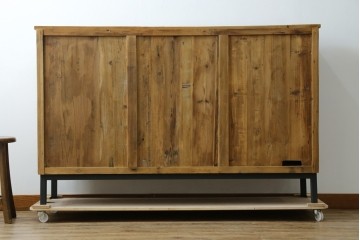 中古　美品　CRASH GATE(クラッシュゲート)取り扱い　Knot antiques(ノットアンティークス)　スギ材　古材の素材感がおしゃれなガラス扉のサイドボード　(R-085770)