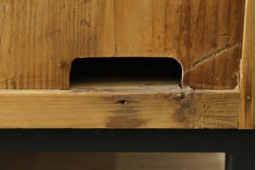 中古　美品　CRASH GATE(クラッシュゲート)取り扱い　Knot antiques(ノットアンティークス)　スギ材　古材の素材感がおしゃれなガラス扉のサイドボード　(R-085770)