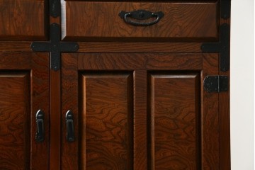 中古　美品　希少な廃番品!　駿河民芸　造りの良さが光る格子扉と重厚な金具の和風キャビネット　(R-085771)