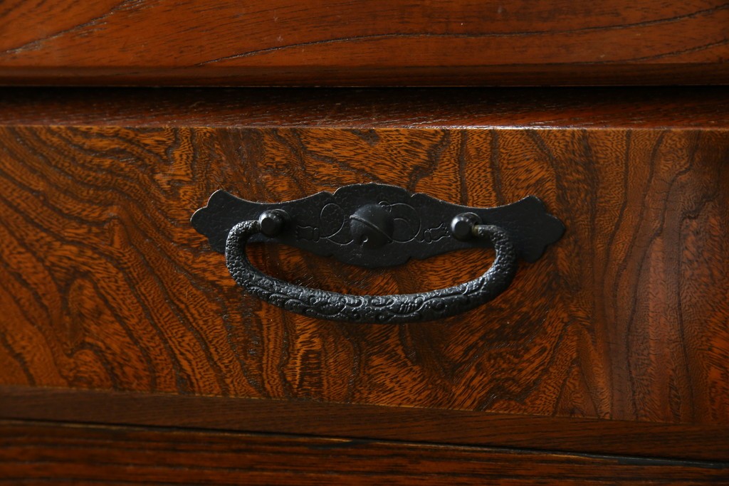 中古　美品　希少な廃番品!　駿河民芸　造りの良さが光る格子扉と重厚な金具の和風キャビネット　(R-085771)