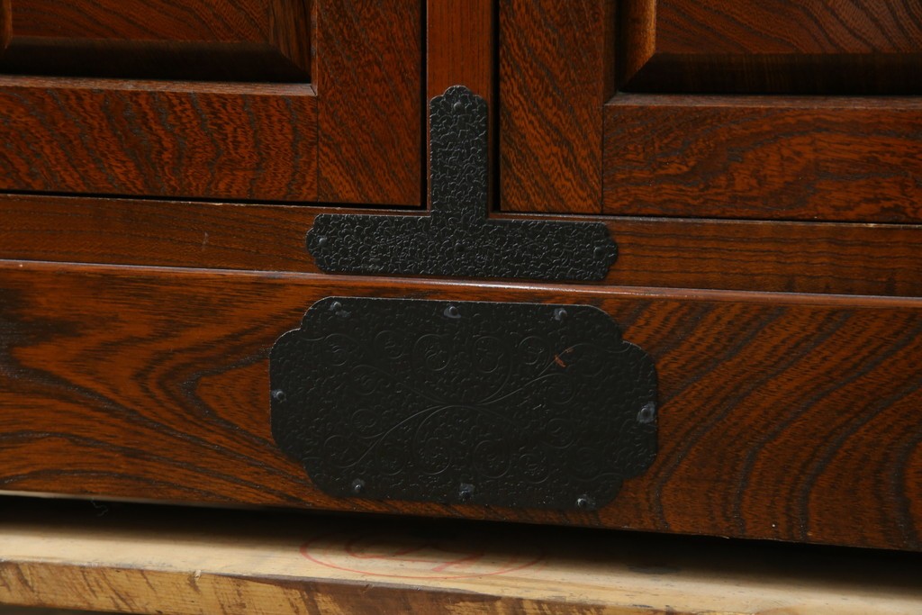 中古　美品　希少な廃番品!　駿河民芸　造りの良さが光る格子扉と重厚な金具の和風キャビネット　(R-085771)