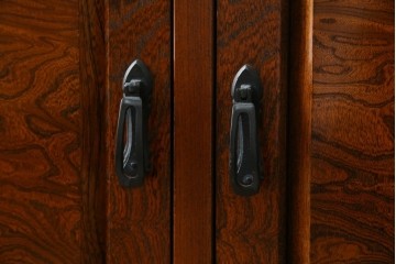 中古　美品　希少な廃番品!　駿河民芸　造りの良さが光る格子扉と重厚な金具の和風キャビネット　(R-085771)