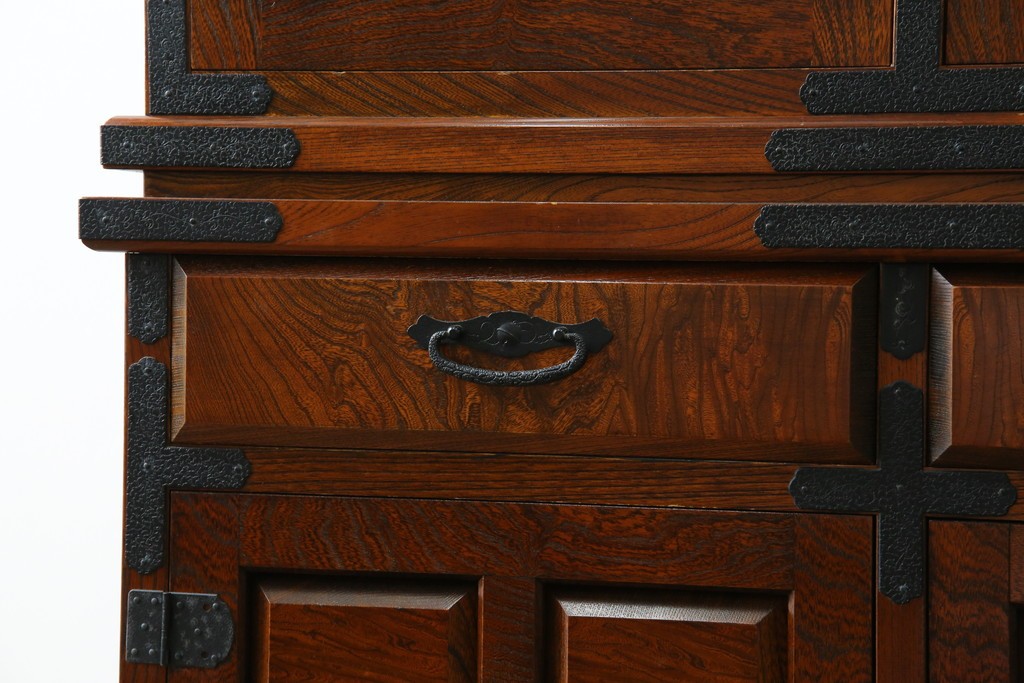 中古　美品　希少な廃番品!　駿河民芸　造りの良さが光る格子扉と重厚な金具の和風キャビネット　(R-085771)