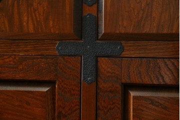 中古　美品　希少な廃番品!　駿河民芸　造りの良さが光る格子扉と重厚な金具の和風キャビネット　(R-085771)