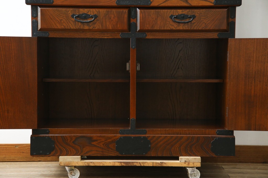 中古　美品　希少な廃番品!　駿河民芸　美しい木目と重厚な金具が際立つ上質な引き出し付き和風キャビネット　(R-085773)