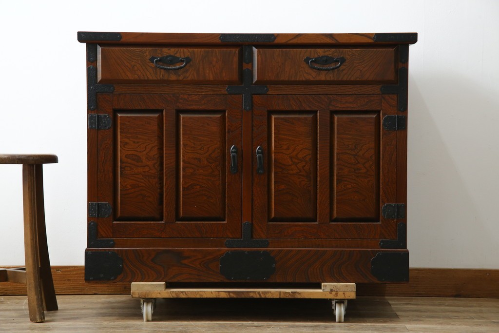 中古　美品　希少な廃番品!　駿河民芸　美しい木目と重厚な金具が際立つ上質な引き出し付き和風キャビネット　(R-085773)