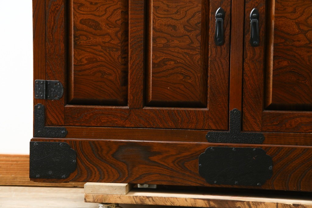 中古　美品　希少な廃番品!　駿河民芸　美しい木目と重厚な金具が際立つ上質な引き出し付き和風キャビネット　(R-085773)