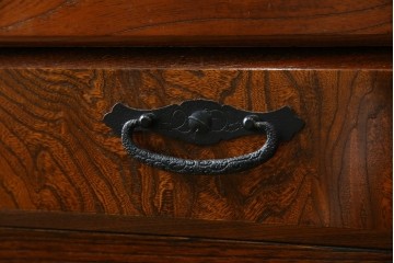 中古　美品　希少な廃番品!　駿河民芸　美しい木目と重厚な金具が際立つ上質な引き出し付き和風キャビネット　(R-085773)