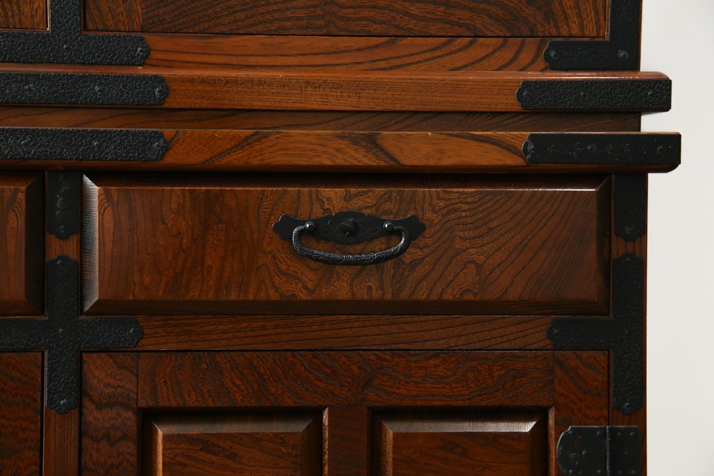 中古　美品　希少な廃番品!　駿河民芸　美しい木目と重厚な金具が際立つ上質な引き出し付き和風キャビネット　(R-085773)