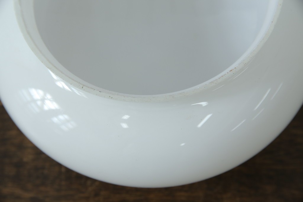 和製アンティーク　やわらかな灯りを広げる丸型ガラスシェード×木製台座のシーリングライト　(R-085775)