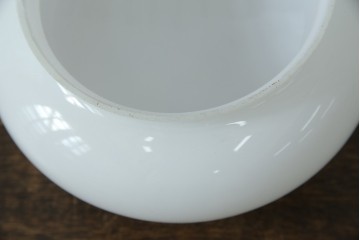 和製アンティーク　やわらかな灯りを広げる丸型ガラスシェード×木製台座のシーリングライト　(R-085775)