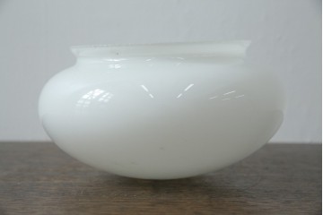 和製アンティーク　やわらかな灯りを広げる丸型ガラスシェード×木製台座のシーリングライト　(R-085775)