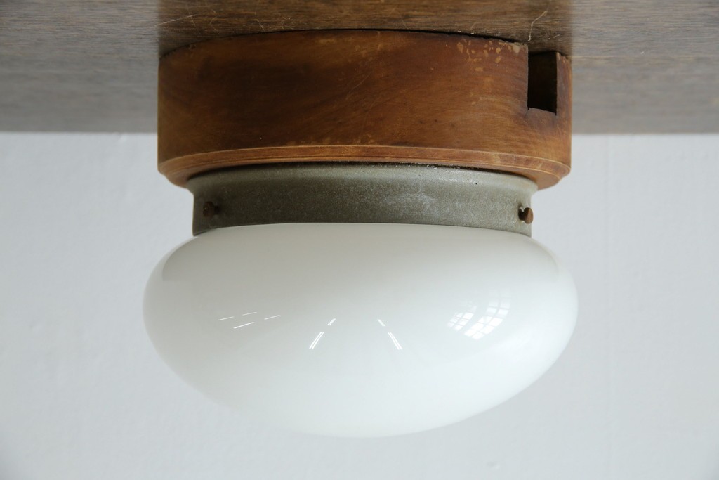 和製アンティーク　やわらかな灯りを広げる丸型ガラスシェード×木製台座のシーリングライト　(R-085775)