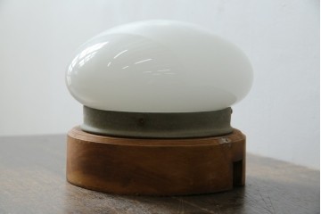 和製アンティーク　やわらかな灯りを広げる丸型ガラスシェード×木製台座のシーリングライト　(R-085775)