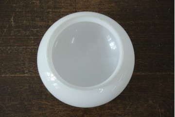 和製アンティーク　やわらかな灯りを広げる丸型ガラスシェード×木製台座のシーリングライト　(R-085775)