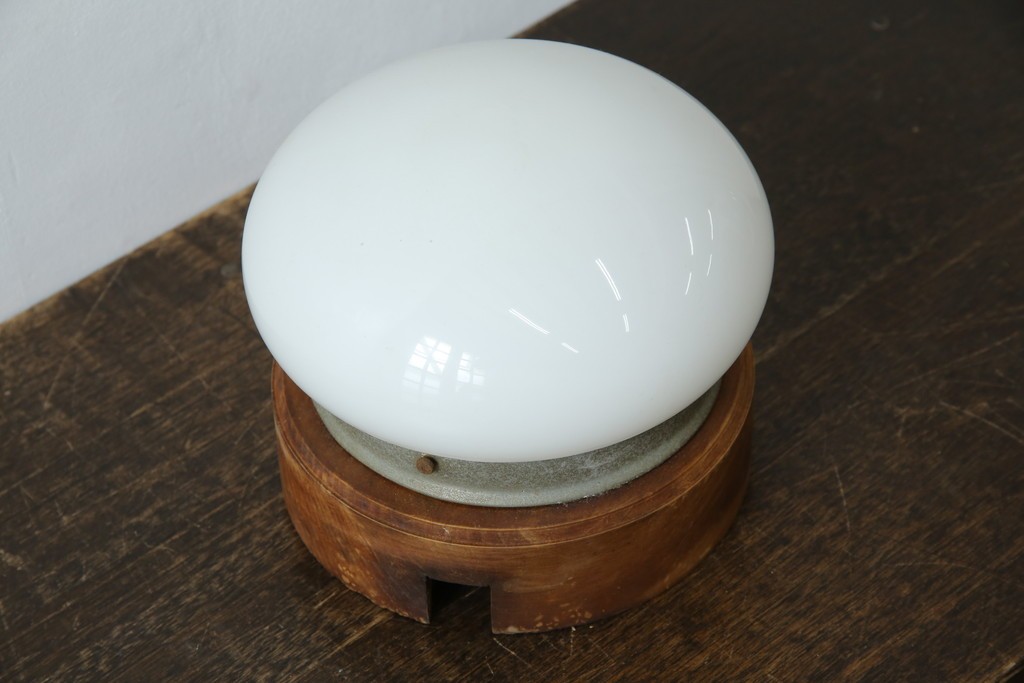 和製アンティーク　やわらかな灯りを広げる丸型ガラスシェード×木製台座のシーリングライト　(R-085775)