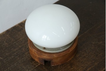 和製アンティーク　やわらかな灯りを広げる丸型ガラスシェード×木製台座のシーリングライト　(R-085775)