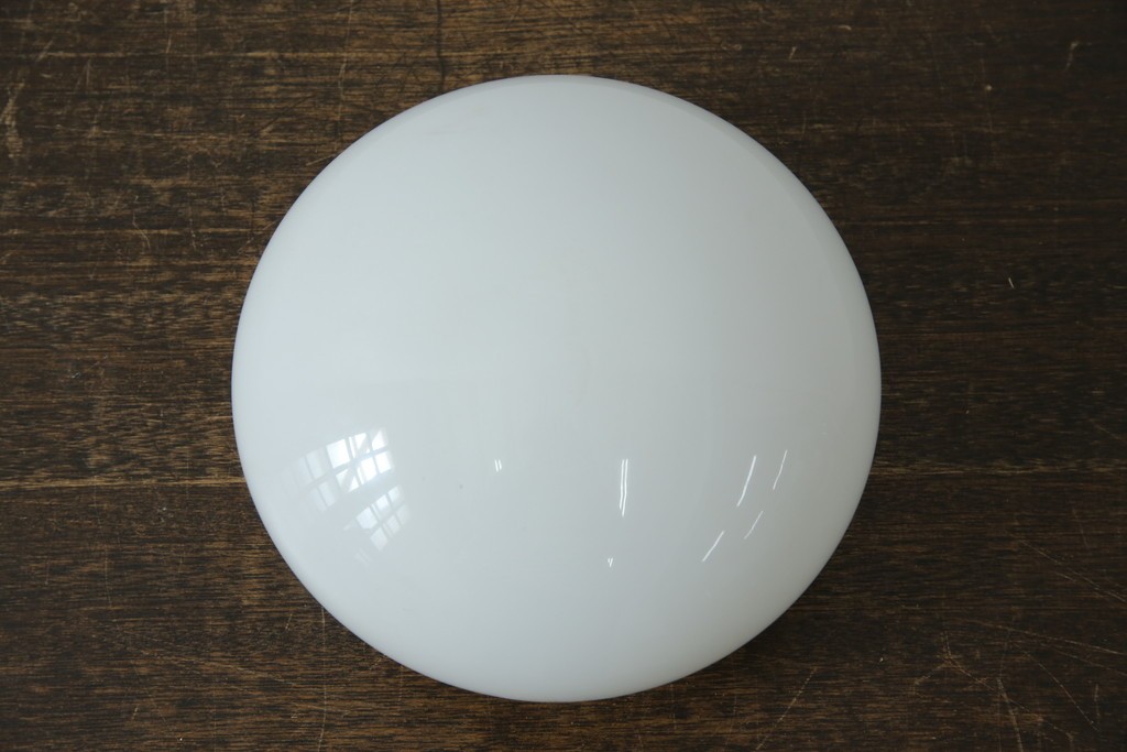 和製アンティーク　やわらかな灯りを広げる丸型ガラスシェード×木製台座のシーリングライト　(R-085775)