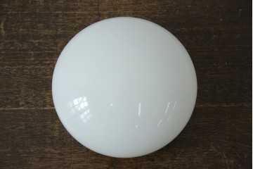 和製アンティーク　やわらかな灯りを広げる丸型ガラスシェード×木製台座のシーリングライト　(R-085775)