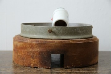 和製アンティーク　やわらかな灯りを広げる丸型ガラスシェード×木製台座のシーリングライト　(R-085775)